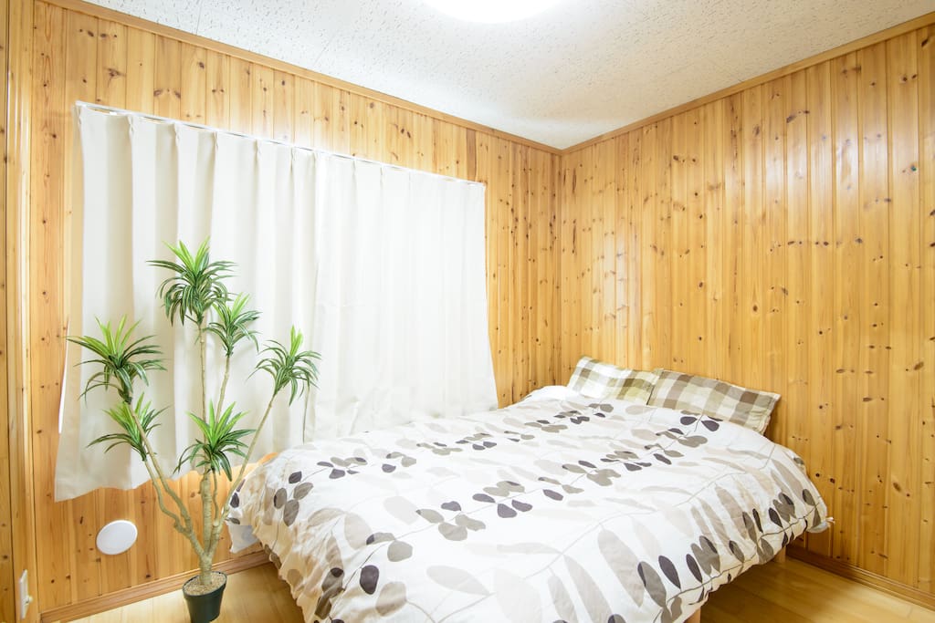 Room with double bed