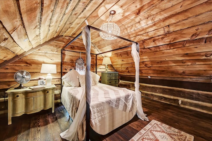 חלל לופט עם מיטה בגודל מלא - יכול להיות הקטן ביותר, אבל דברים טובים באים בחבילות קטנות, כמו שהם אומרים!