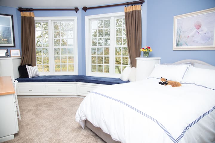 غرفة النوم رقم3 بسرير بحجم ملكي وإطلالات خلابة على مزرعة العنب