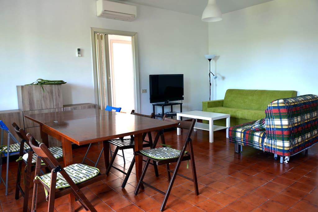 sala con sala da pranzo Smart tv 40" dining room and lounge