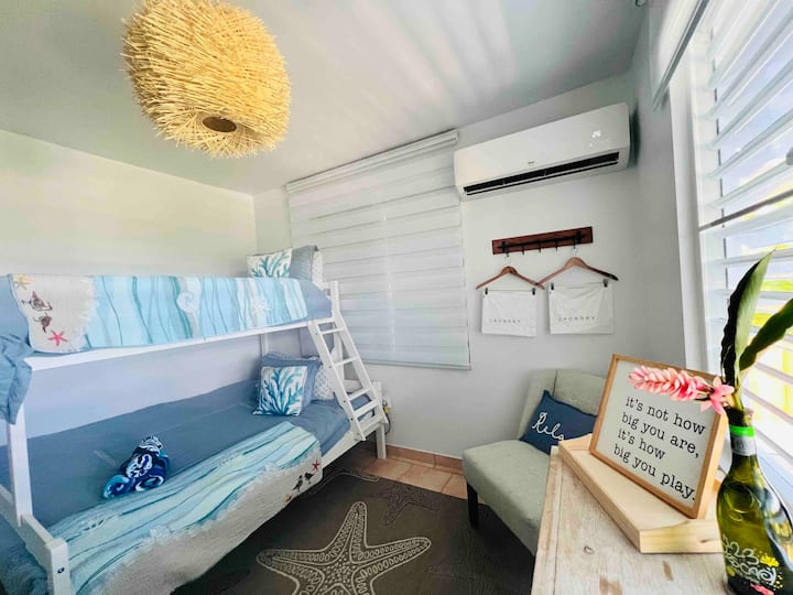 这间舒适的海洋主题客房设有一张双人双层床，带有航海装饰，营造出清新放松的氛围。 配备空调，非常适合家庭或小团体在探险一天后放松身心。