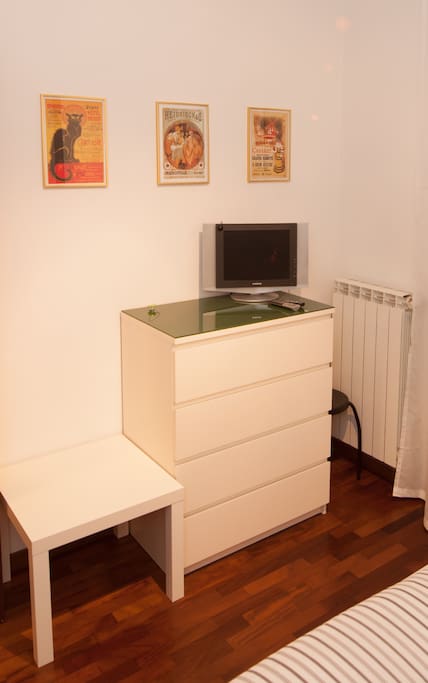 Cassettiera in camera da letto per vestiti e tavolino per appoggiare valigia/borsa (dietro la porta d'ingresso alla camera c'è una scarpiera a scomparsa 4 ante)