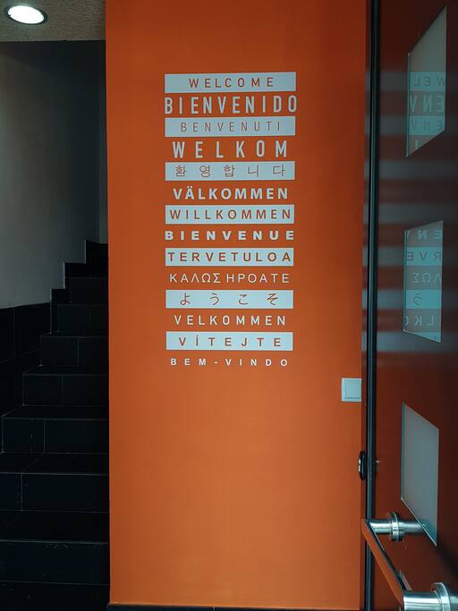 Acceso al edificio, el apartamento está situado en la planta baja. El acceso es sin escaleras.