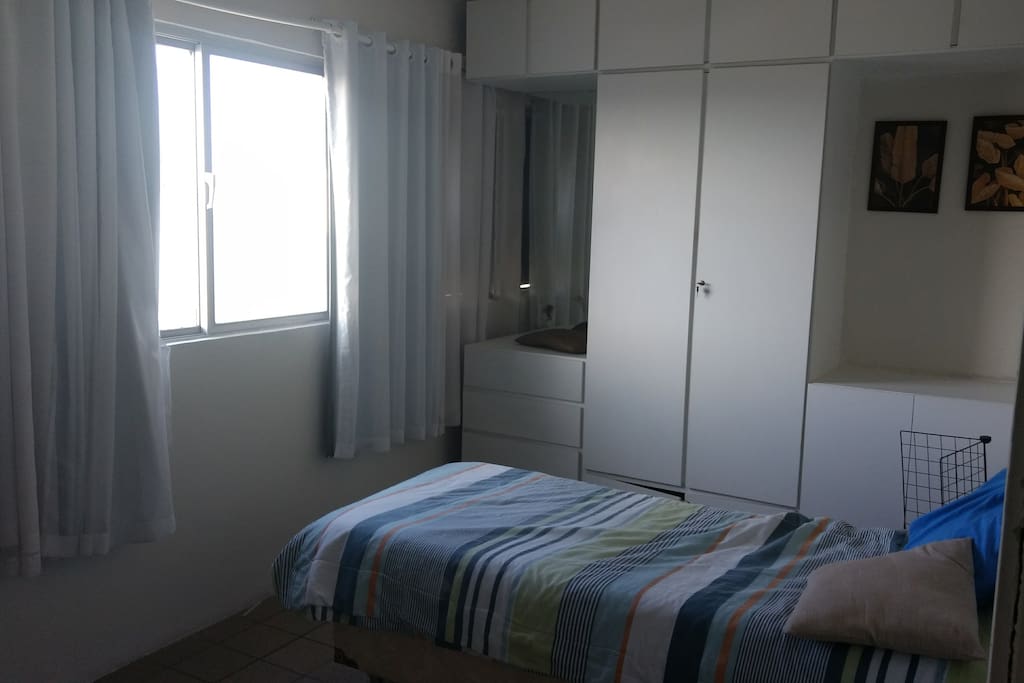 Quarto 1, com 2 camas compartilhadas e amplo guarda roupa. Valor diferenciado do anúncio.