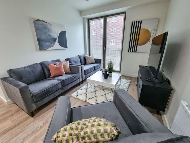 Free Parking Luxury Townhouse By City SuperHost gallery image 4