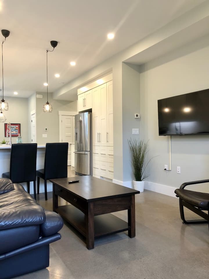 Bright, Spacious 2-bed Stay Near Halifax Common - Halifax, NS, Canada