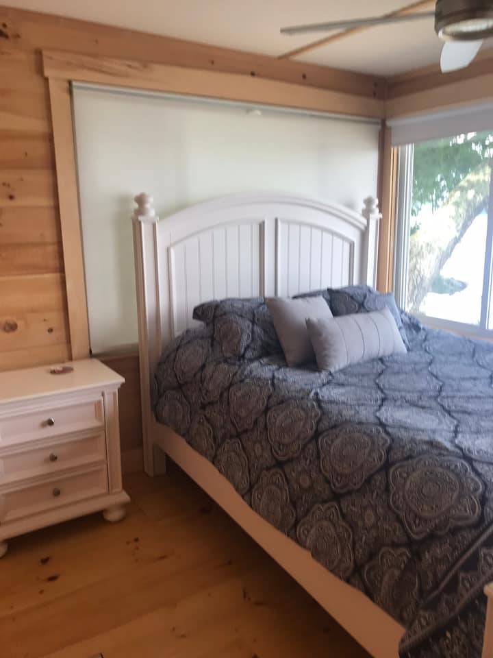 El dormitorio del primer piso tiene vistas al lago.