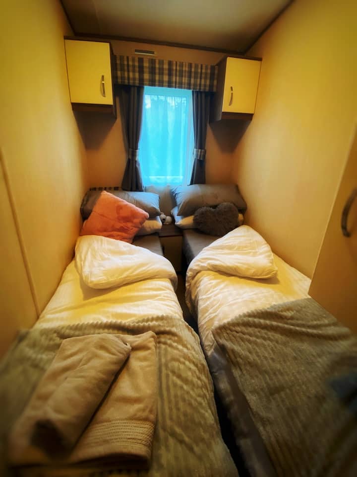 La plus petite chambre Twin avec placards de rangement et perspectives privées - oreillers et literie fraîche inclus avec des tartinades de lit double si vous souhaitez détendre les lits !...