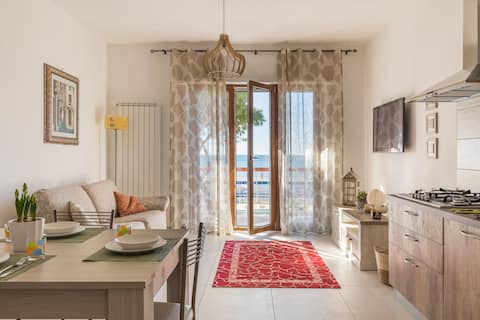 Apartment Diamante facing the sea with parking space