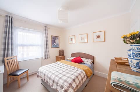 Large Double Room in Cosy Victorian Terrace