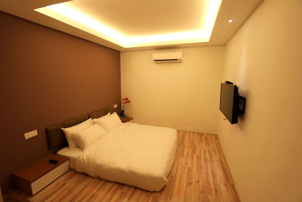 Room 1 king size bed and TV. Quality quilt cover with comfortable pillows perfect for a good night sleep!