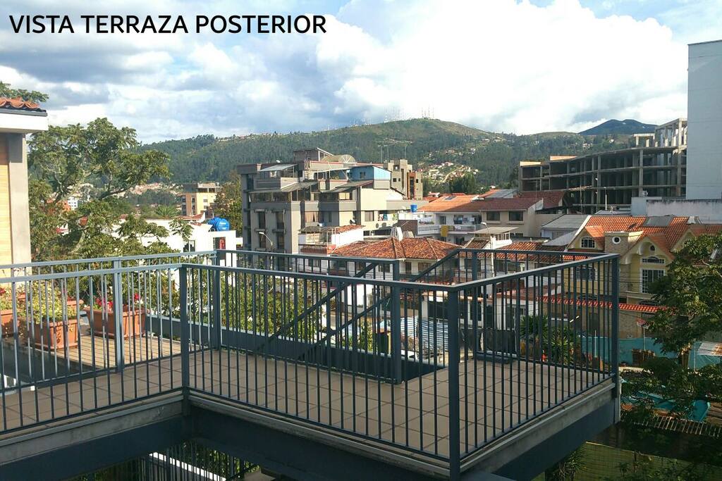 Vista desde la terraza posterior y acceso.