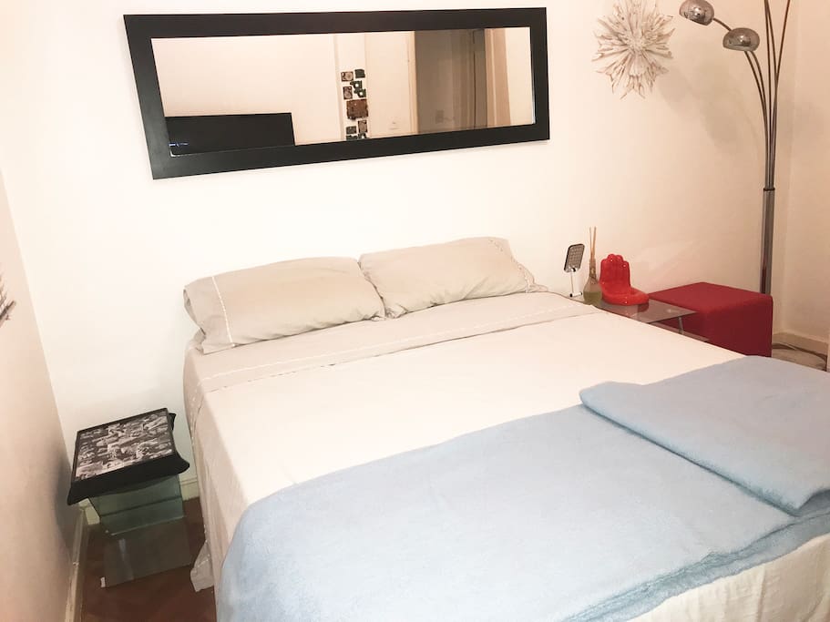 Mesa de cabeceira ambos os lados, luz de Led na paralela.