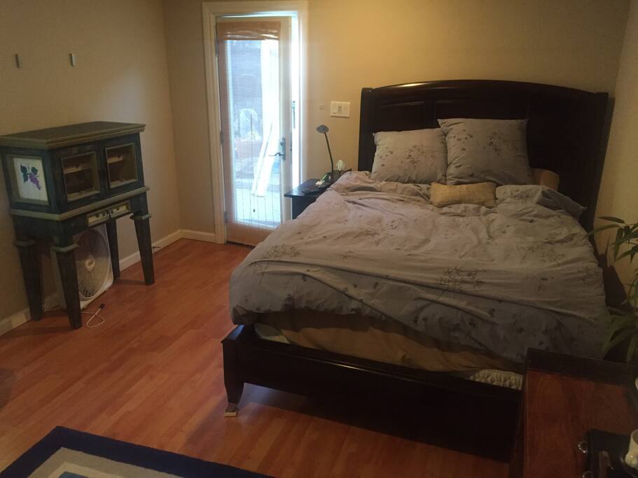 Super comfy queen bed with boxspring and mattress
