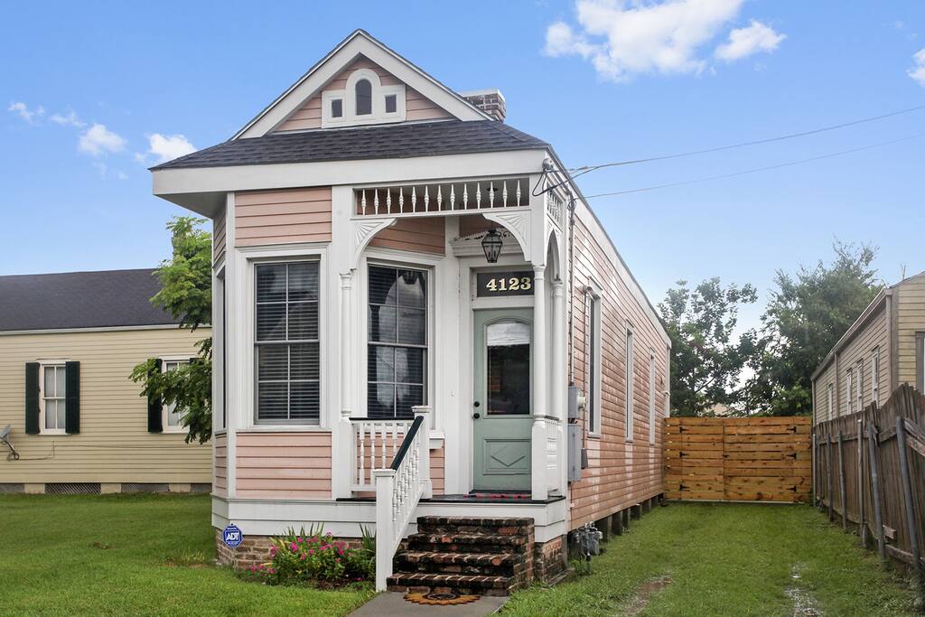 Exterior shot with 3 car driveway