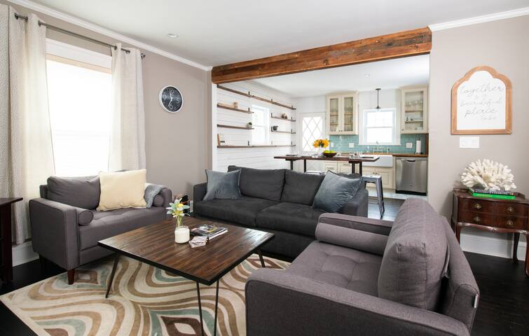 Hilltop House & Cottage, Close to Newport