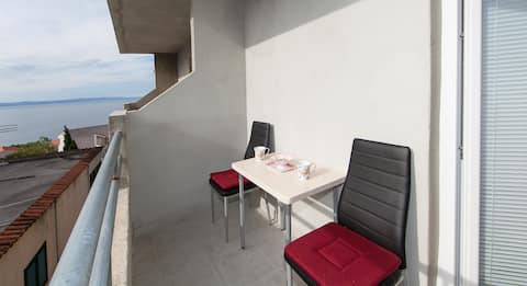 Popular Airbnb listing: 2: A2+1 (Apartments Ružica) in Makarska