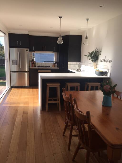 Brand New Kitchen with breakfast bar & dining table
