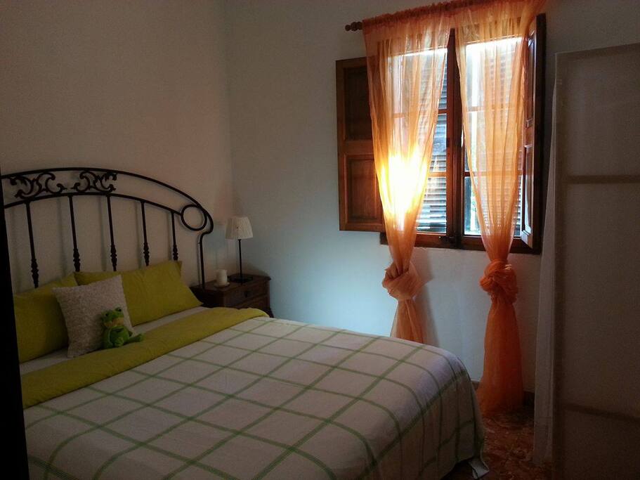 cama doble XL habitaciòn matrimonial independiente