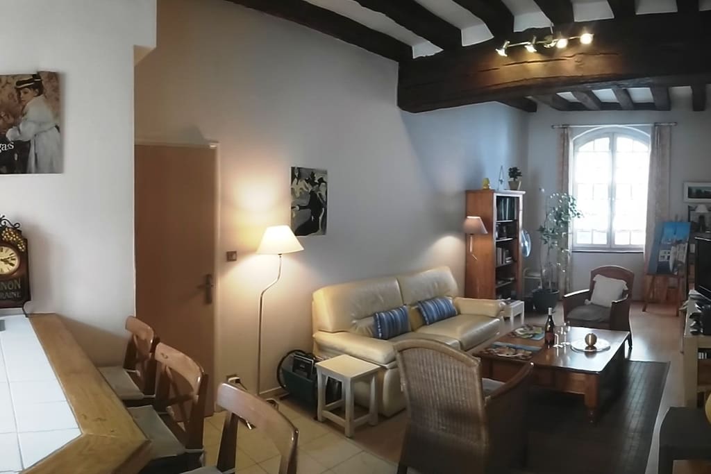 Le salon ( et la cuisine) côté cour
