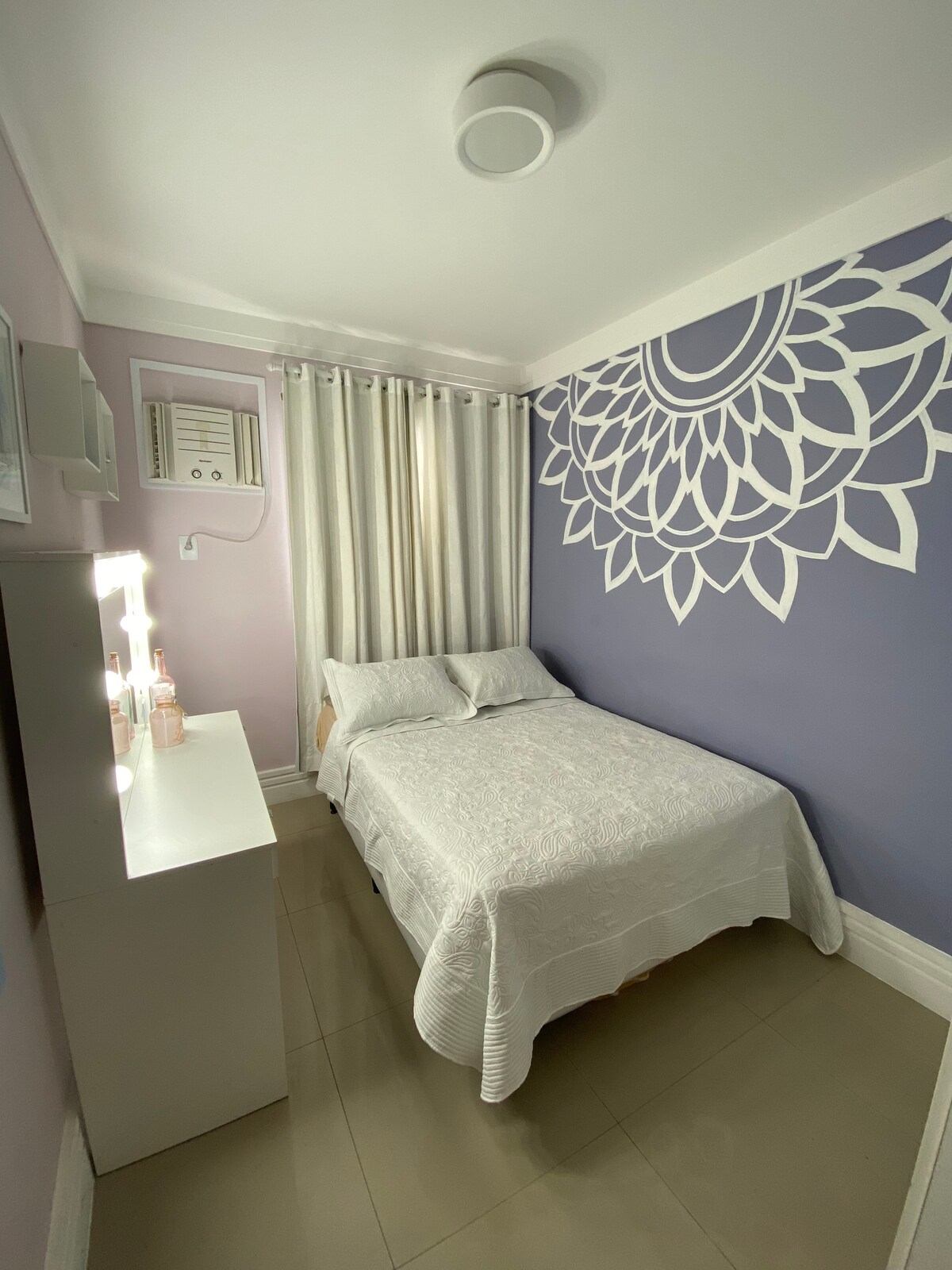 Habitación doble con aire acondicionado.