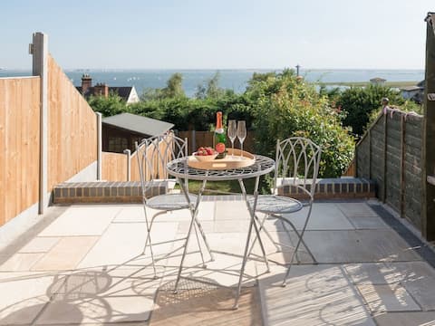 Bright modernised cottage with Estuary views