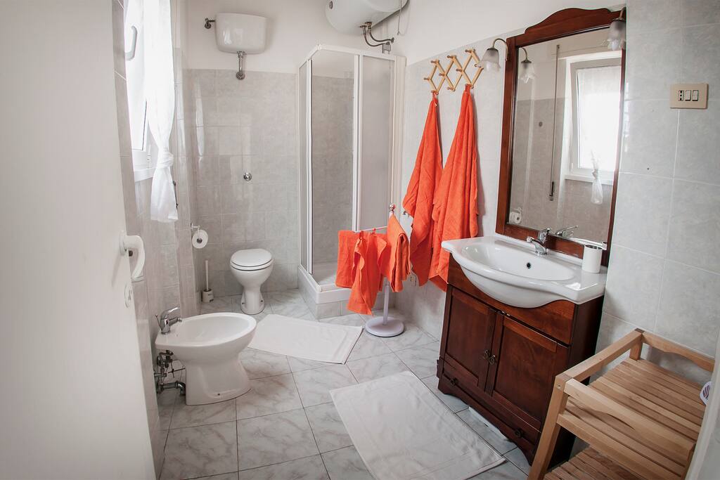 Bagno pulito, completo di ogni comfort, con finestra.
Sunny bathroom with window.
