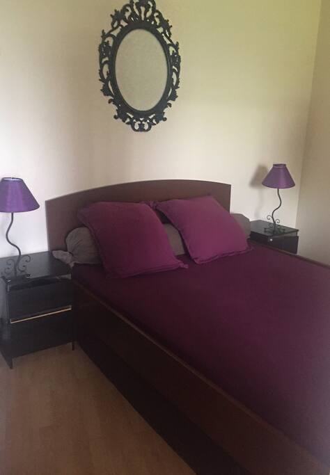 GRAND LIT TRES CONFORTABLE ET COSY