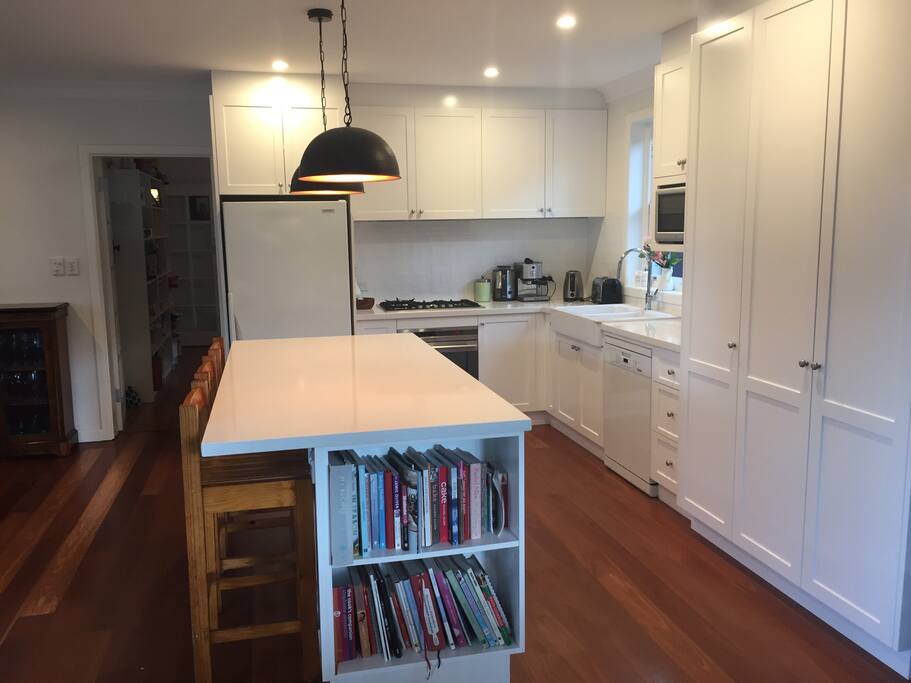5 ring cooktop, oven, dishwasher, microwave and Belfast sink. Great space to cook up a storm!!!