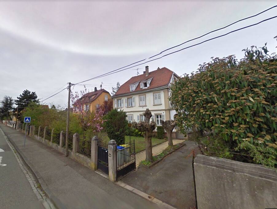 La Maison vue de la rue