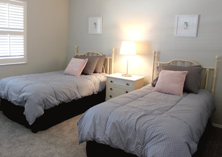 带两张单人床的客房