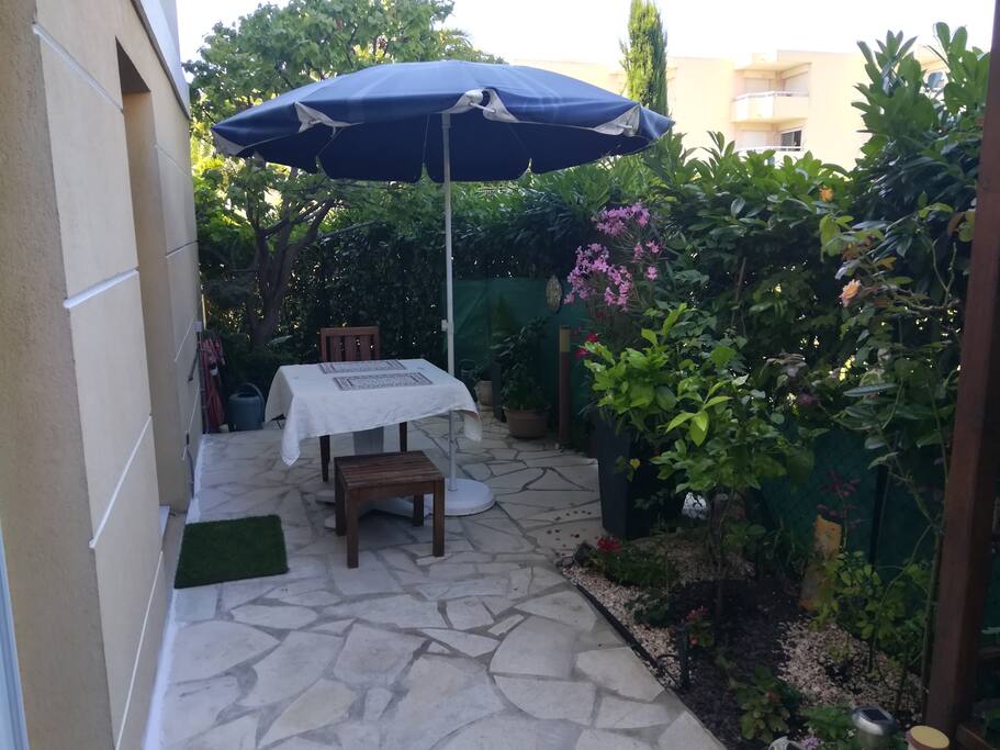 Terrasse devant cuisine et chambres