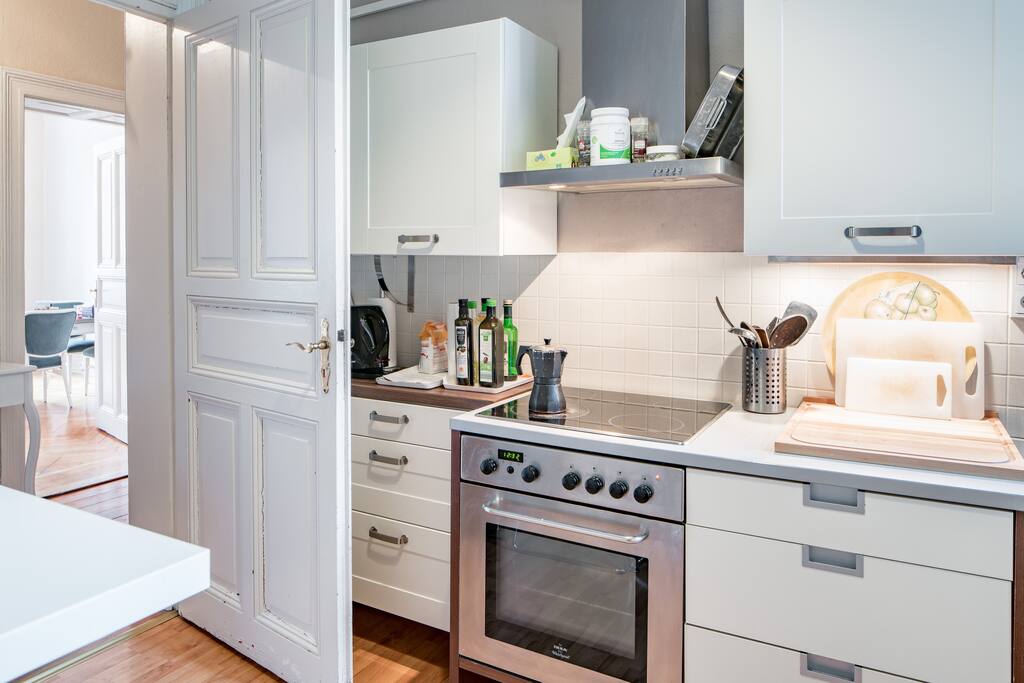 Küche mit der normalen Ausstattung zum Kochen