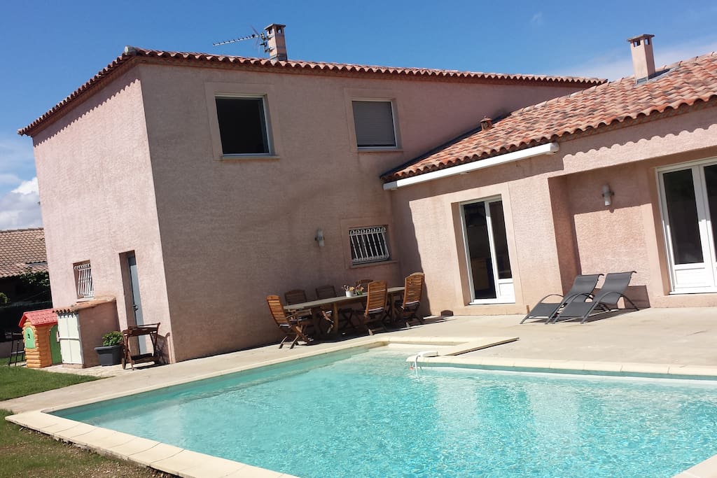 L'extérieur avec sa piscine de 8m*4m