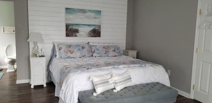 جناح رئيسي بسرير كبير وميزات منفصلة بما في ذلك حمام داخلي. 