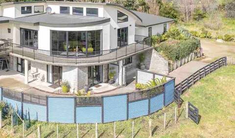 3 b/rm, full kitchen, private courtyard, location