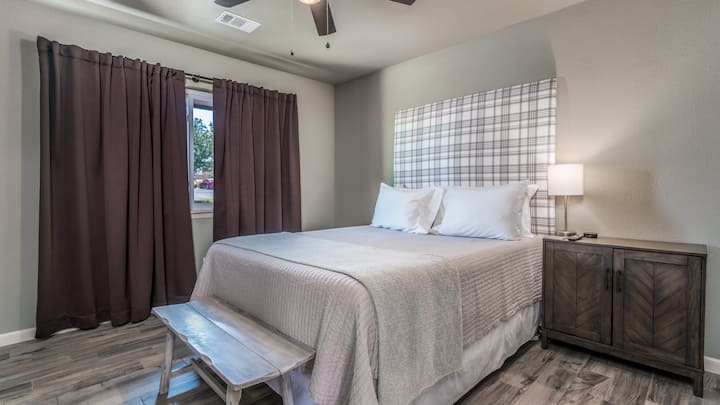 Bedroom 1
Queen size bed. Large closet. Flat screen TV with Netflix, Prime Video, HBO,  Disney+ and HULU provided. High Speed wifi. Ceiling fan and reading lamp. Linens are provided along with an extra set for each bed.
