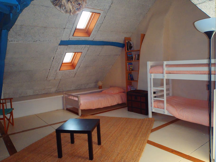 Grande chambre avec 3 lits