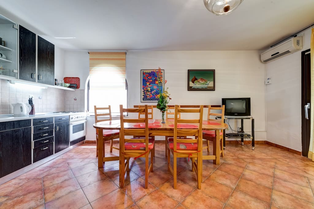 Dining room & kitchen + TV