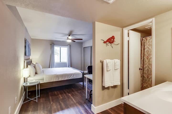 غرفة نوم رئيسية مع حمام داخلي.