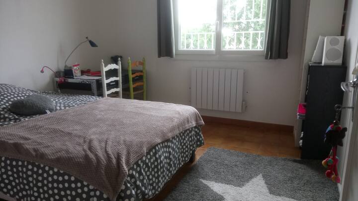 חדר שינה עם 140 מצעים חדשים ושולחן