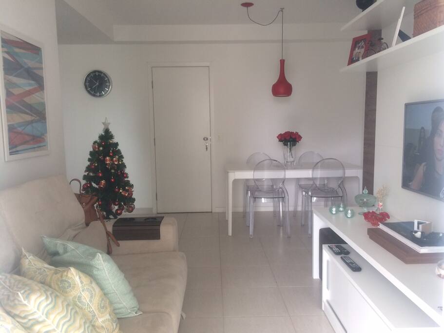 Sala com sofá de 3 lugares mais puffe, e mesa de jantar