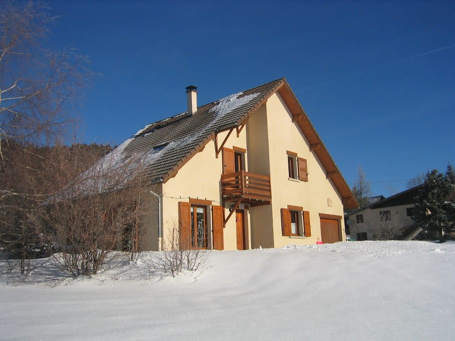 The house from the garden in winter. La maison en hiver