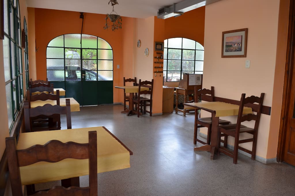 Comedor con mucha luz natural.-