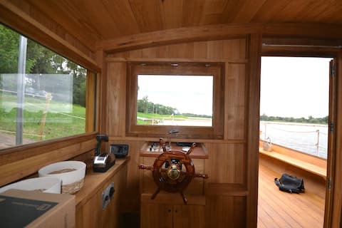 Unusual home on a houseboat on the Loire