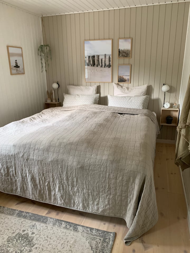 Спална соба (песок): 
Кревет (210x180) 
Шкаф 