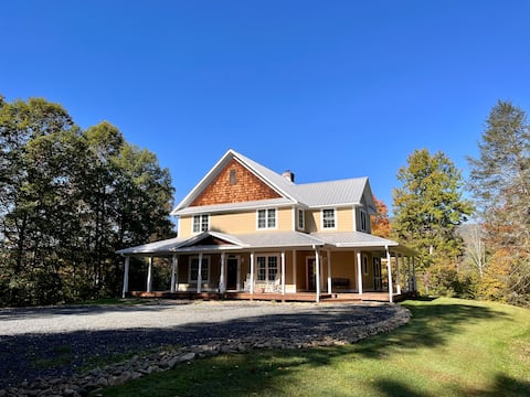 *Mountain Time Farmhouse*Hot tub/Treehouse/Private