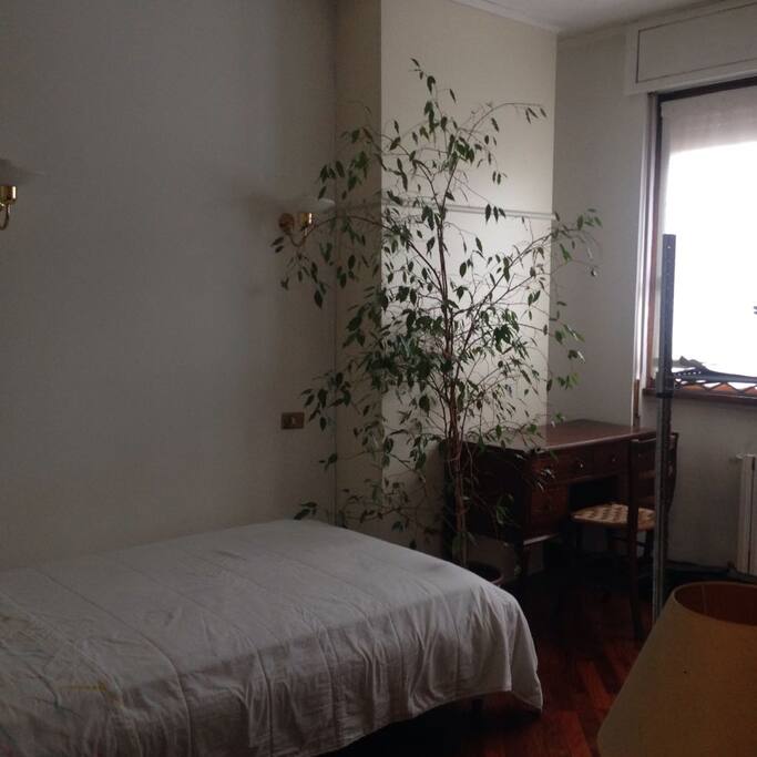 stanza con letto matrimoniale e scrivania / bedroom with double bed and desk