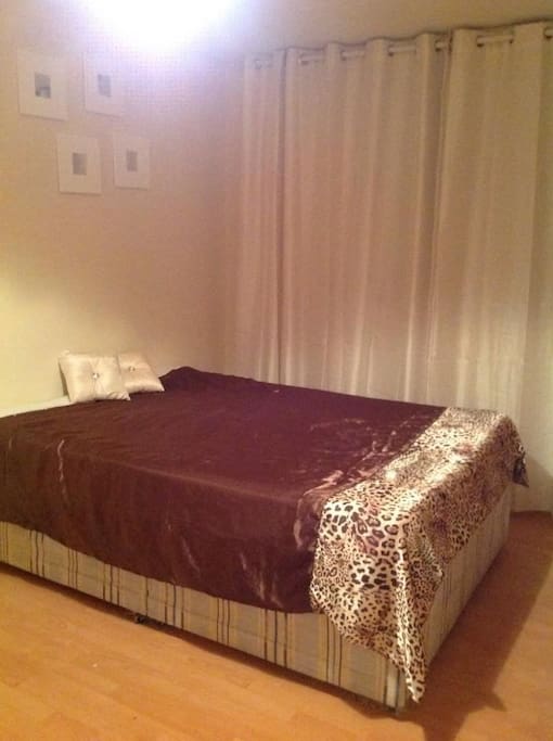 The room dbl bed