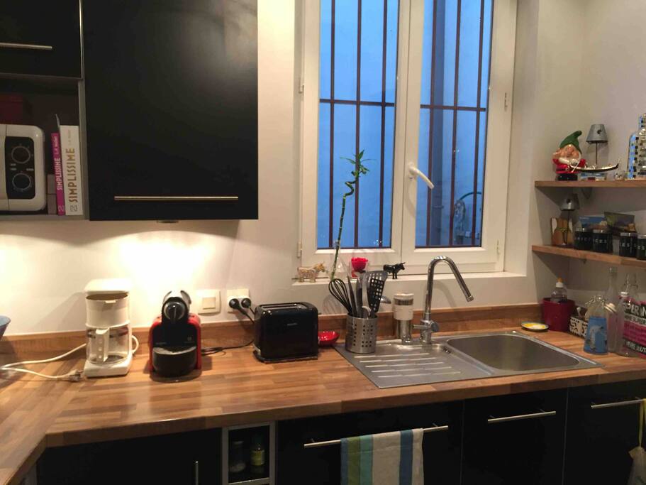 Cuisine: plan travail avec micro onde , lave vaisselle, machine Nespresso